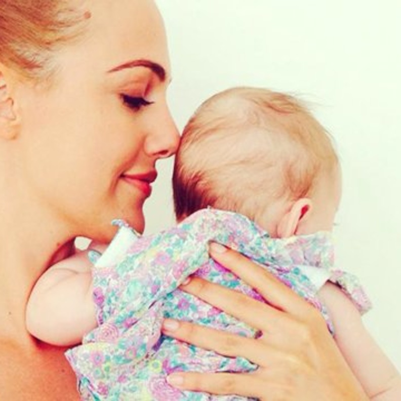 مريم أوزيرلي مع ابنتها