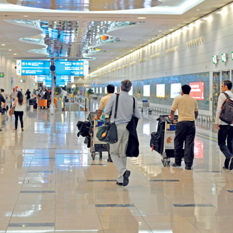 الإمارات تعلق "مؤقتا" إجراءات الحصول على تأشيرة الدخول عند الوصول لحاملي جوازات الدول المعفية