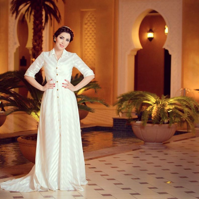 نسرين طافش في قفطان أنيق باللون الأبيض