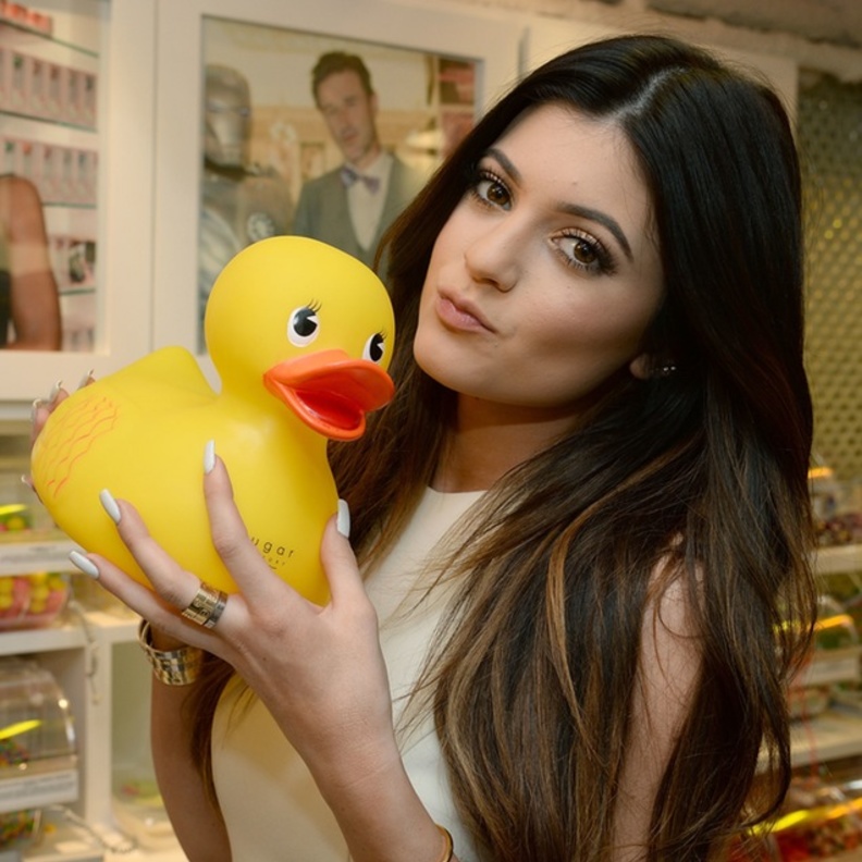 كايلي جينر وهي تحمل دمية على شكل بطة