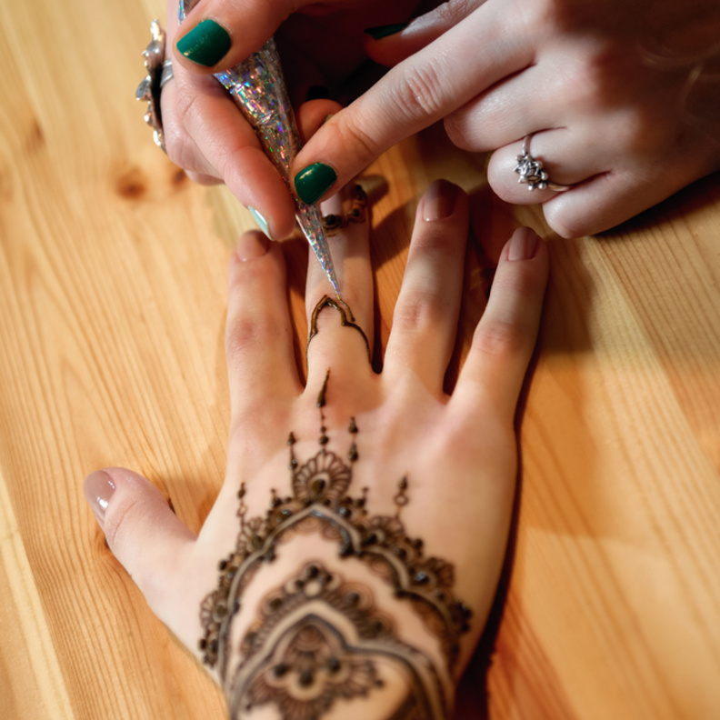 تعرفي على فوائد و مضار "الحناء"