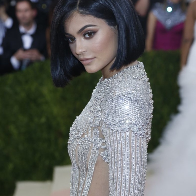 كايلي جينر كما ظهرت في اول ايام مهرجان كان السينمائي