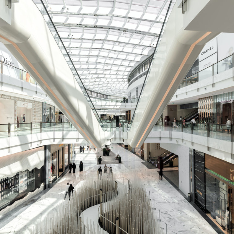 السماح لكبار السن والأطفال زيارة المولات في دبي واستئناف العمل لمجموعة جديدة من الأنشطة 