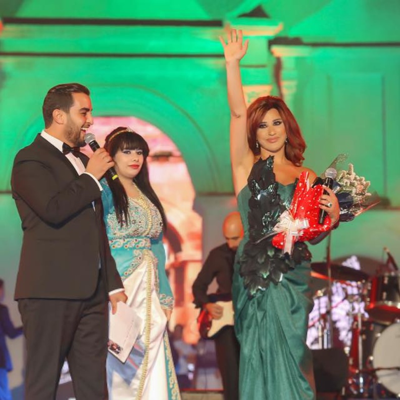 نجوى كرم تتلقي باقة من الورود