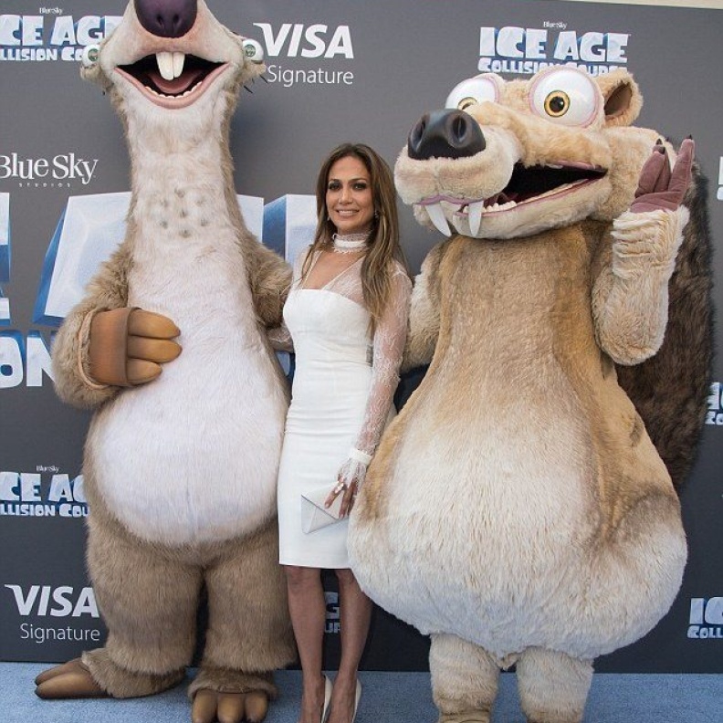 جنيفر لوبيز تتألق بالأبيض خلال افتتاح فيلم Ice Age