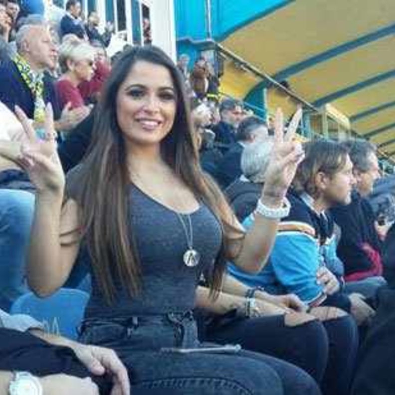 أليسيا في مدرجات ملعب فروسينونى