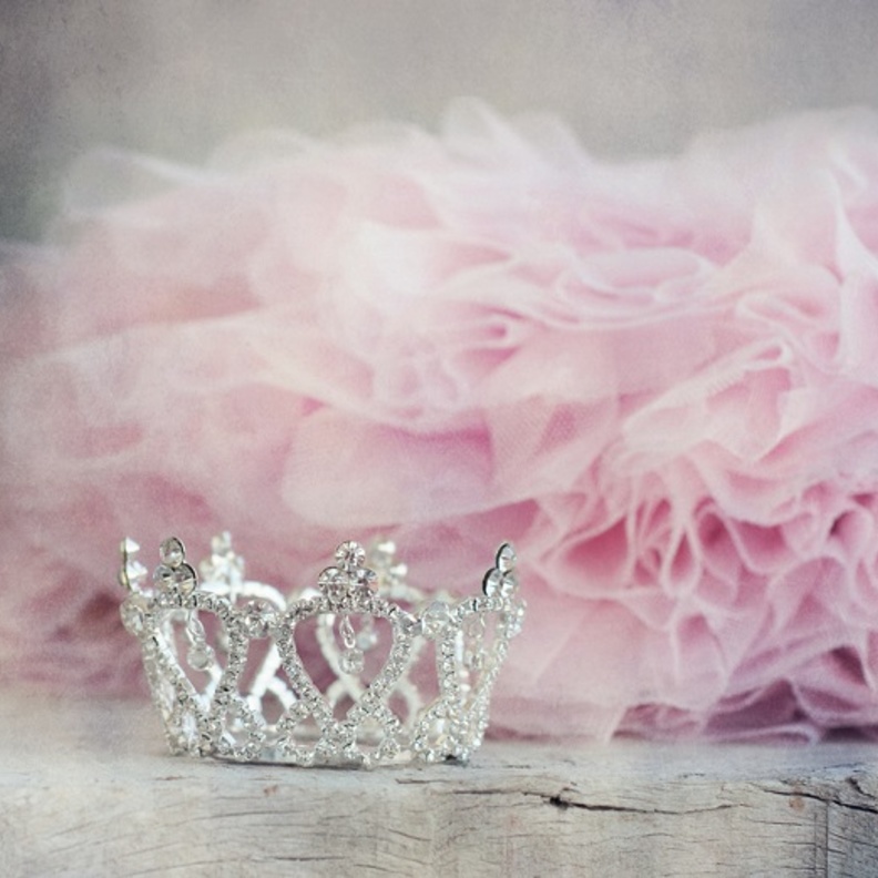 بالفيديو: "برنسيس" خليجية تطلب معاملة خاصة! 