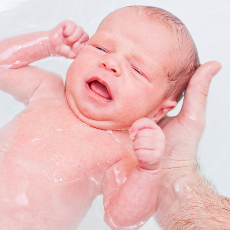 للحامل .. 5 أسباب هامة تجعلك تفضلين الولادة تحت الماء