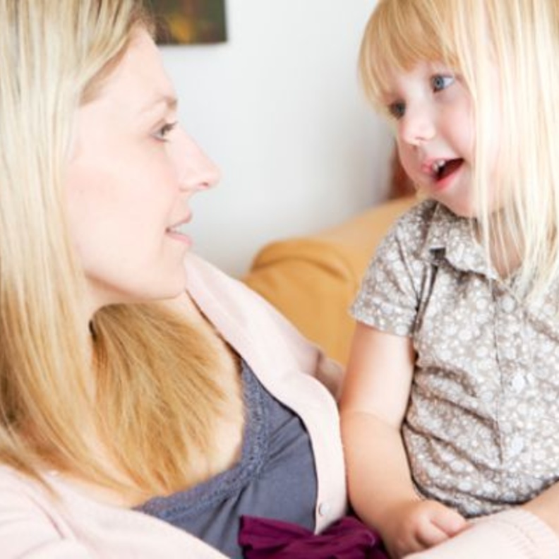 كيف تجيبين على أسئلة طفلك المحرجة؟