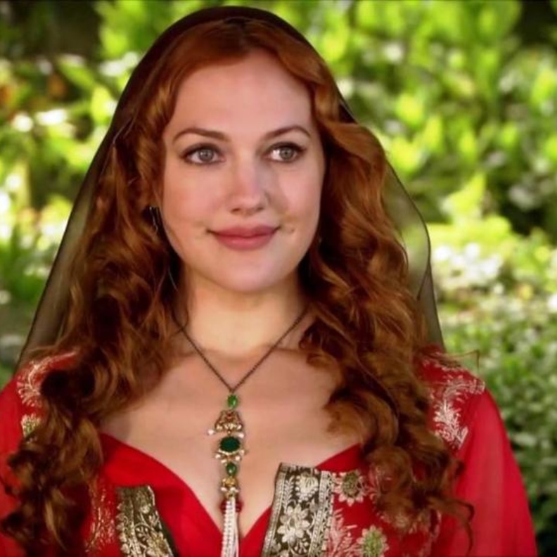 مريم أوزيرلي في مشهد من حريم السلطان