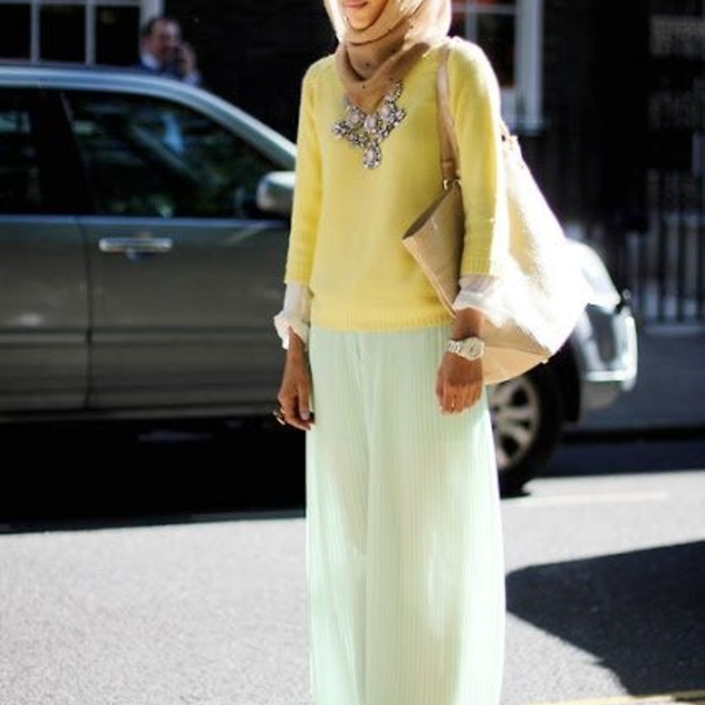 الكنزات الصوفيّة مع التورة الفضفاضة لإطلالة حيويهة.