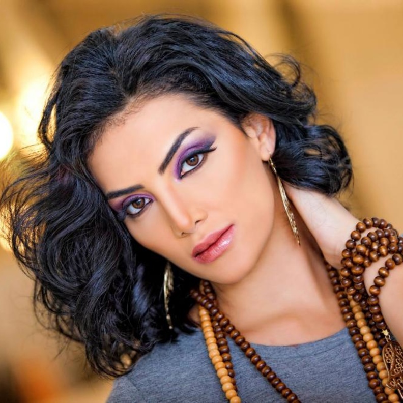 وجه حورية فرغلى بدا أكثر جمالا من الجلسات السابقة