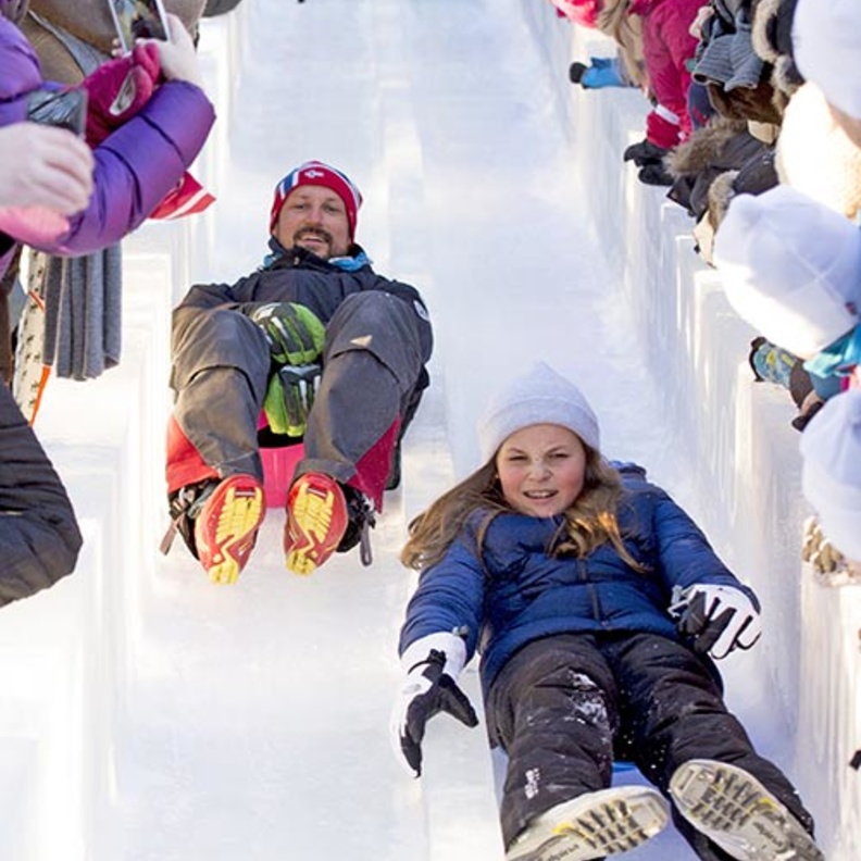 العائلة المالكة النرويجية تحتفل بالذكرى السنوية للملك هارلد