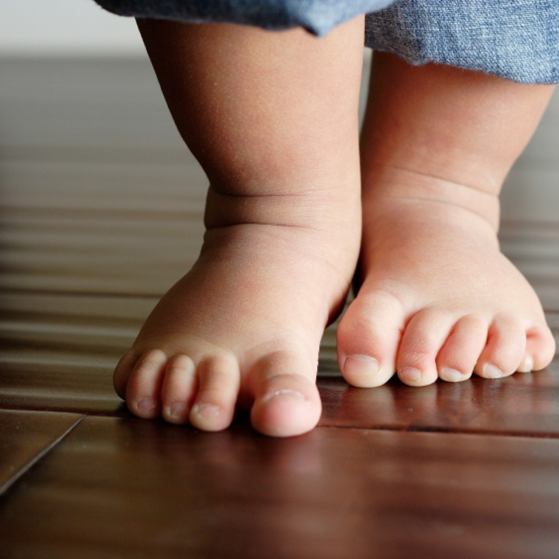 هل يعاني طفلك من ضعف في عضلات القدم؟ إليك تمارين هامة لتقويتها