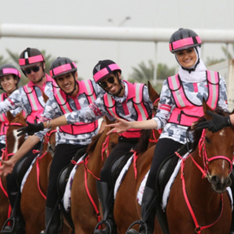 الشيخ نهيان بن مبارك يشهد ختام مسيرة فرسان "القافلة الوردية"