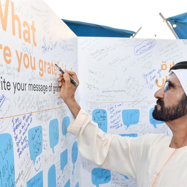 محمد بن راشد يزور فعالية " رحلة السعادة " على ضفاف قناة دبي المائية