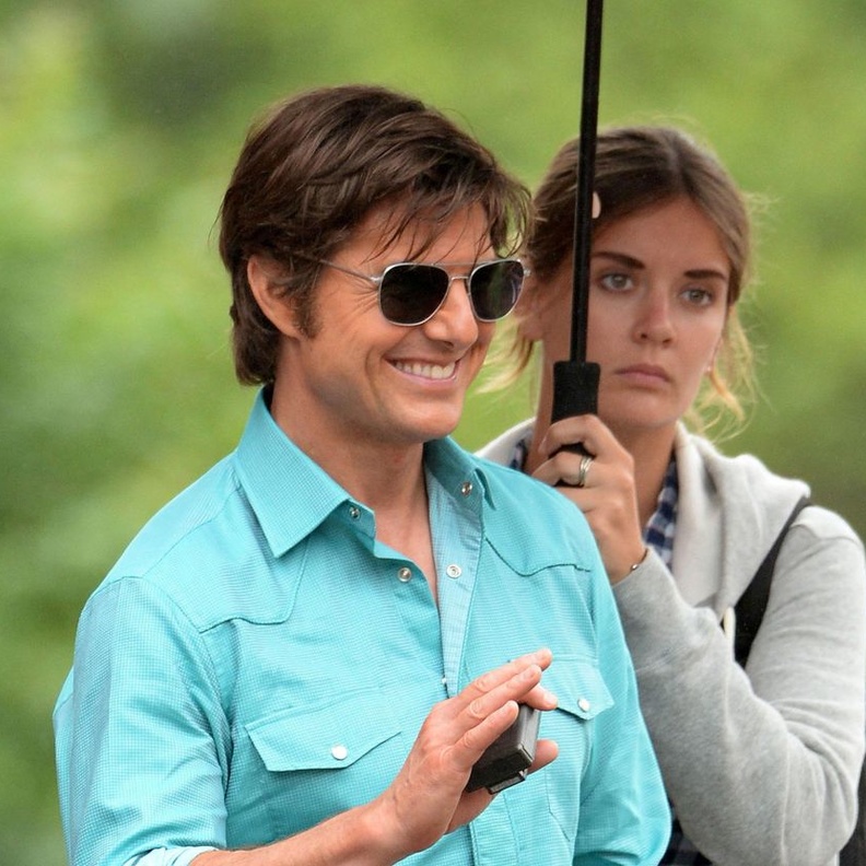 توم بجانب مساعدته شبيها زوجته السابقه كايتي