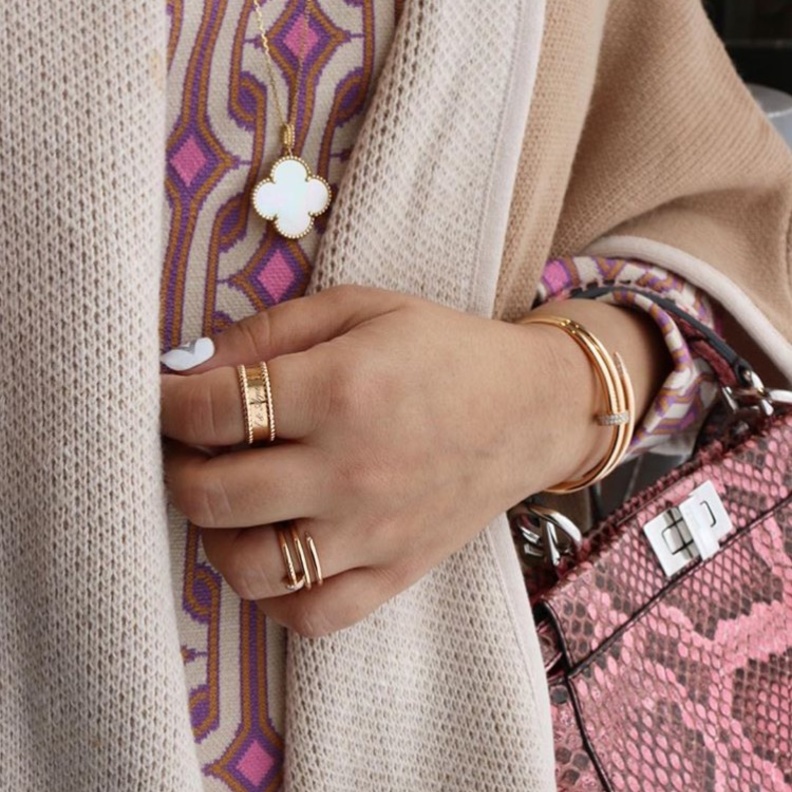 اناقة هادئة وفخمة بعبائة ملونة 