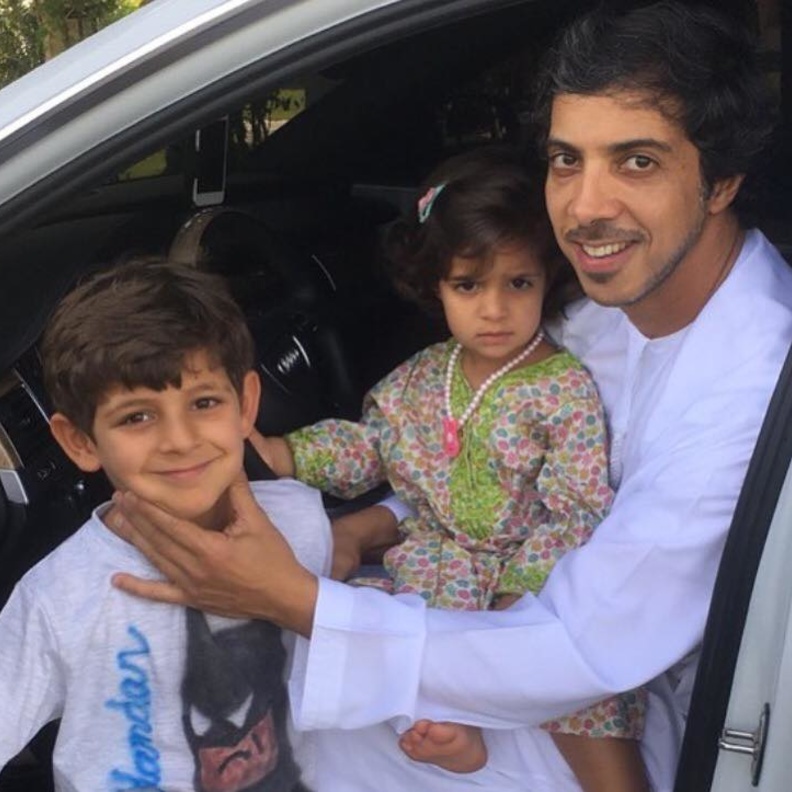 الشيخ منصور بن زايد مع نجليه حمدان ولطيفة