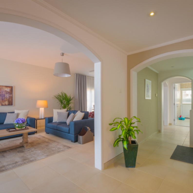 عند مدخل فلل روضة بوتيك في دبي ومساحة الفيلا 342 مترا مربعا