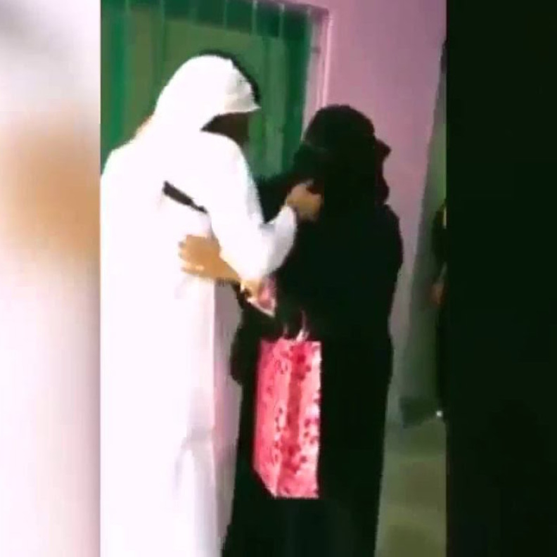 ياسر يحتضن والدته كما ظهر بالفيديو