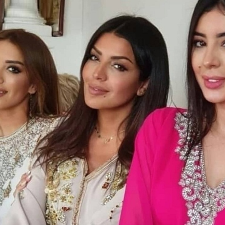 أمل بوشوشة مع شقيقاتها