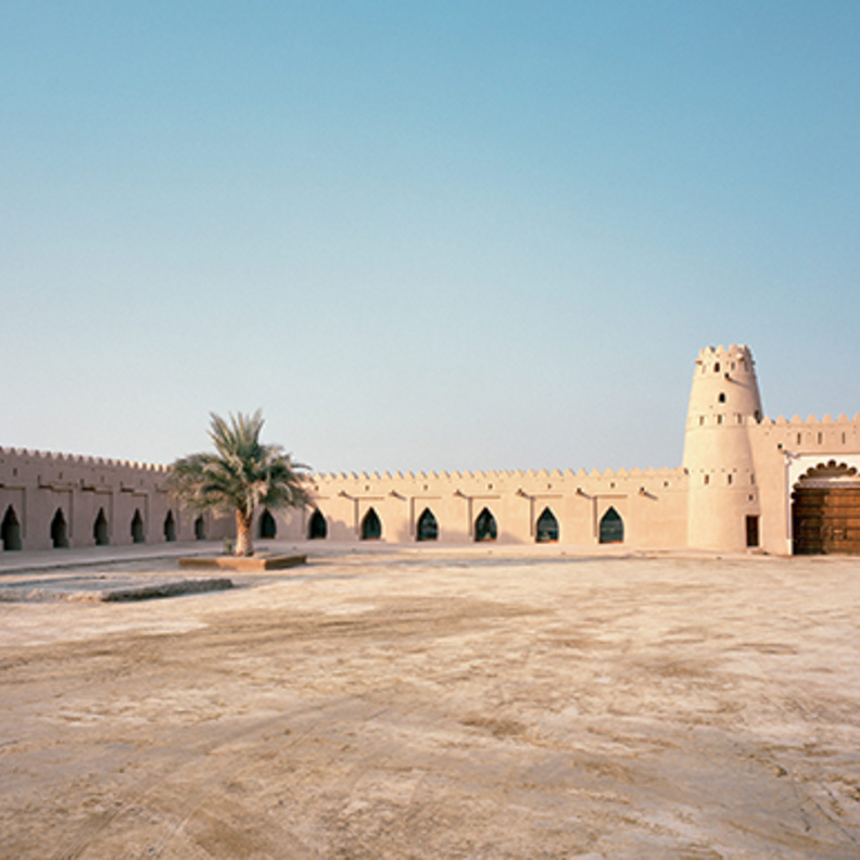 قلعة الجاهلي .. من أكبر القلاع المبنية من الطوب الطيني في مدينة العين