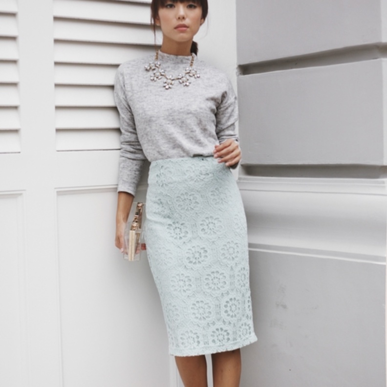  ألوان الباستيل على تنورة البانسيل لاطلالة كلها أنوثة 