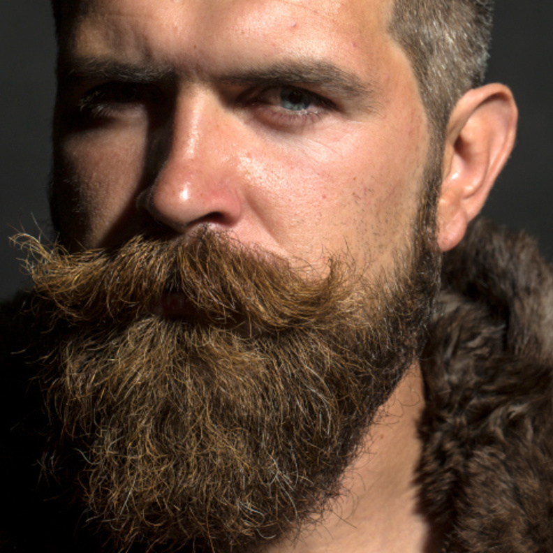 اللحية الملوّنة... موضة الموسم