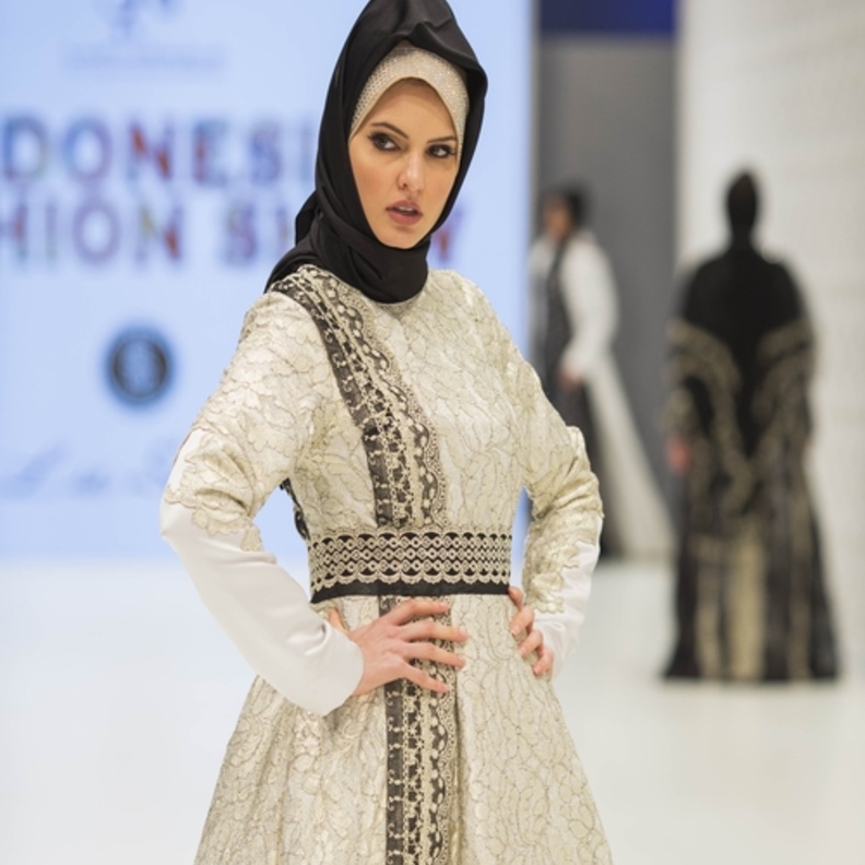 عروض أزياء معرض هي للأزياء العربية الثامن 