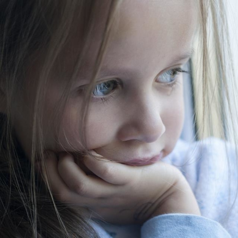 للأم .. إحذري أن تكوني سببا في تعرض طفلتك للإيذاء الجنسي