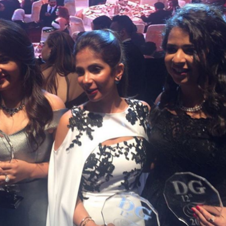 منى زكي تتسلم جائزتها