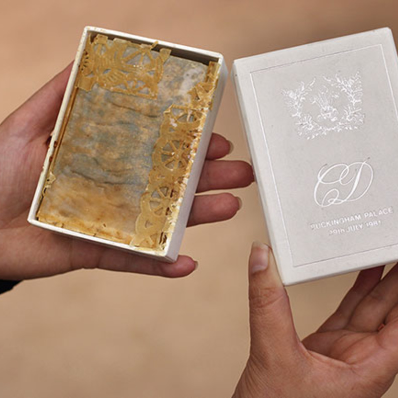 قطعة من كعكة زفاف تشارلز والأميرة ديانا