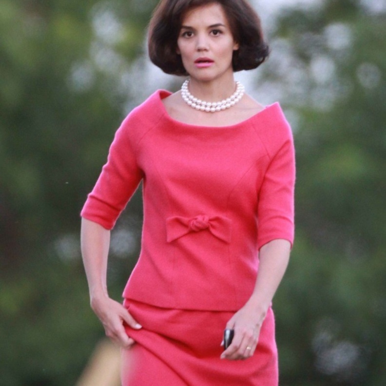 كاتى هولمز بنفس الفستان الأحمر