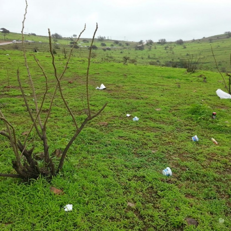 المخلفات بعد التخييم تضر بالبيئة
