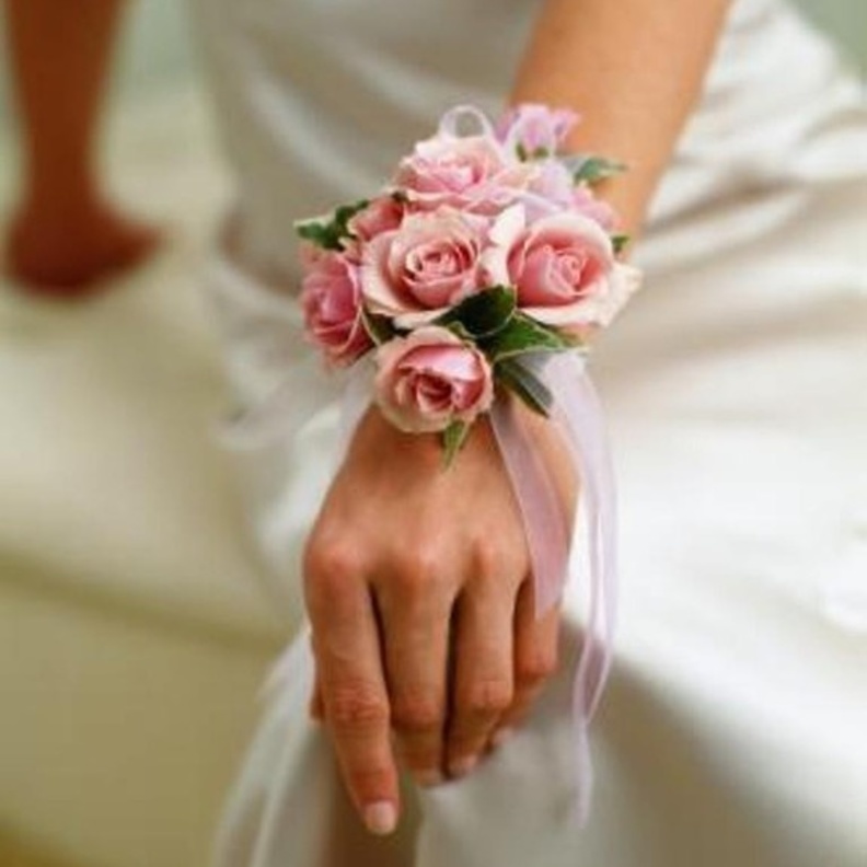 أساور الزهور.. أكسسوار غير تقليدي لك ولوصيفتك