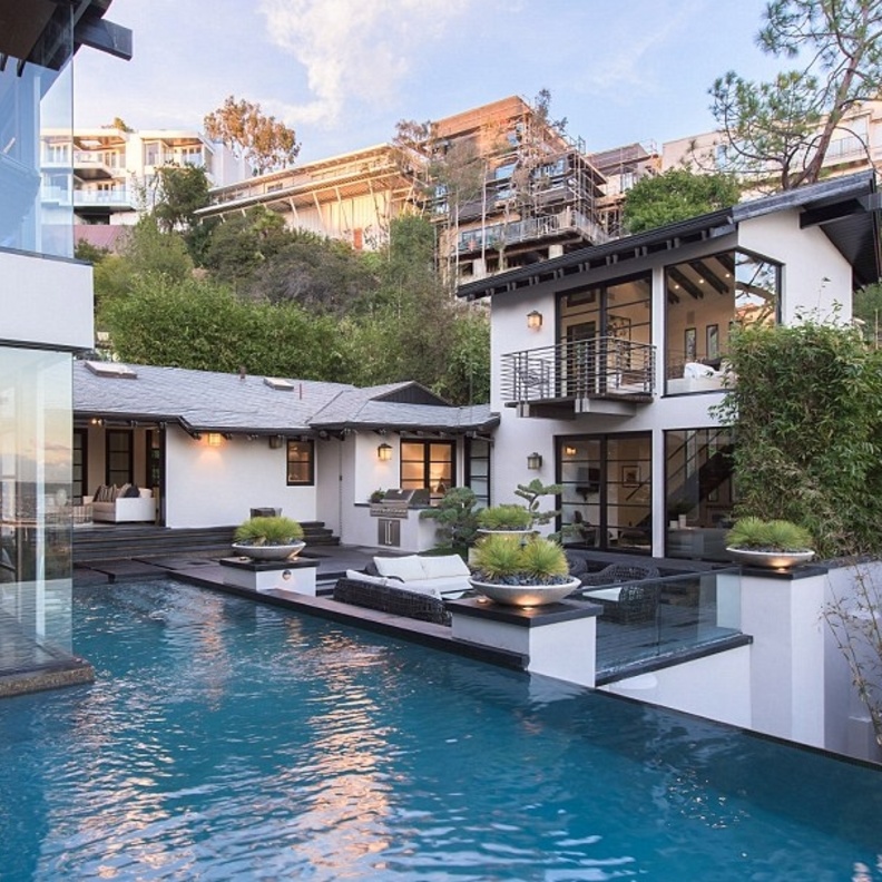 كالفين هاريس يبيع منزله  في هوليوود بـ 10 ملاين دولار