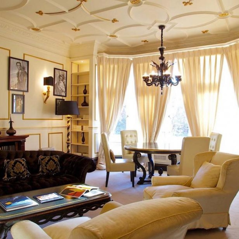 Elizabeth Hurley Number 11 Cadogan Gardens 