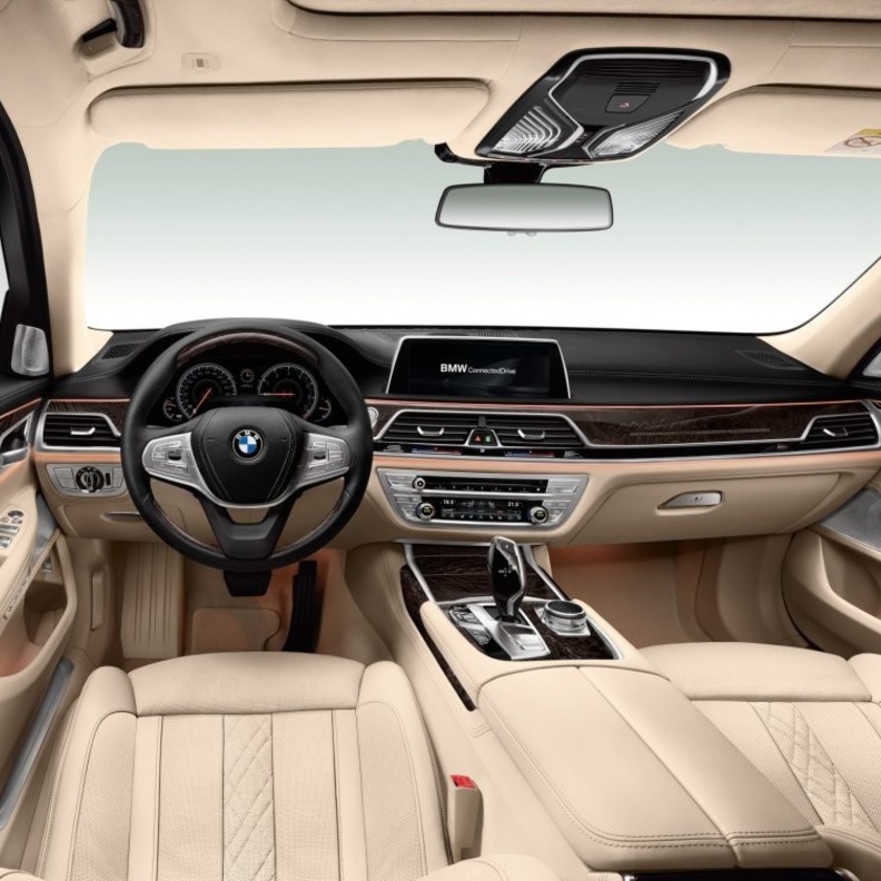 من الداخلBMW-730