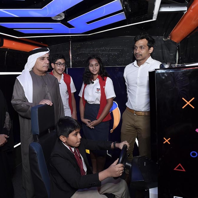 تدشين حافلة السلامة الذكية لتعزيز التوعية المرورية للطلاب في دبي