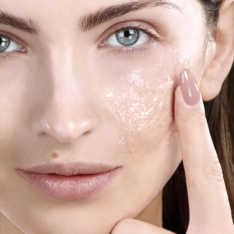 احمي  البشرة من خلال التقشير بعد الـ40