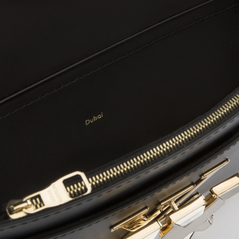 كلمة دبي محفورة داخل حقيبة لويس فويتون