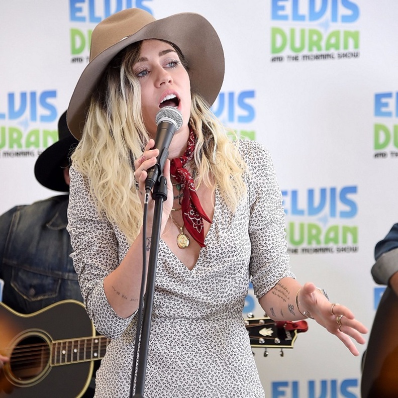 مايلي سايرس تدخل في حرب جديدة