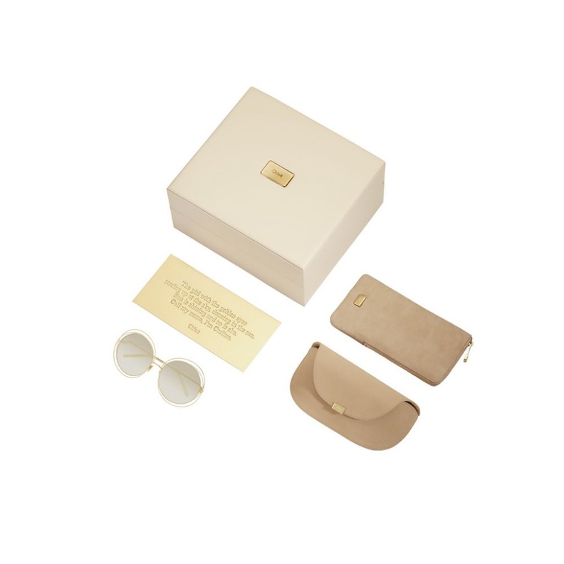 تباع النظارات مع علبة محدودة الكمية وكيس ناعم في الداخل