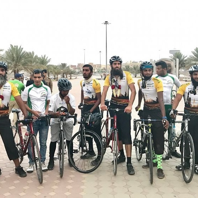 وصورة تذكارية برفقة المسئولين 