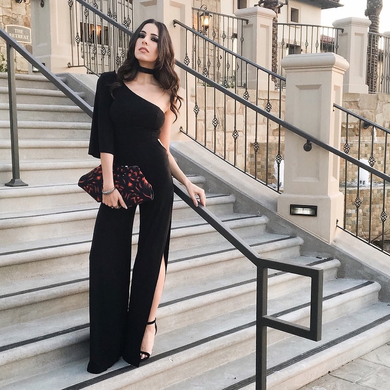 تألقي في سهراتك بأجمل تصاميم الجمبسوت باللون الأسود 