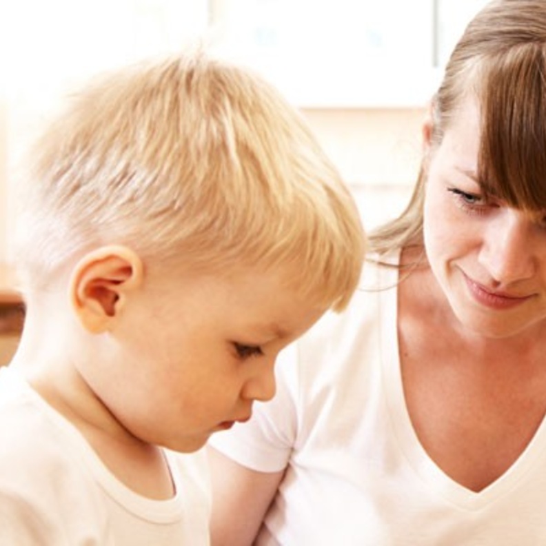  6 تصرفات تؤذي طفلك و أنت لا تعلمين 