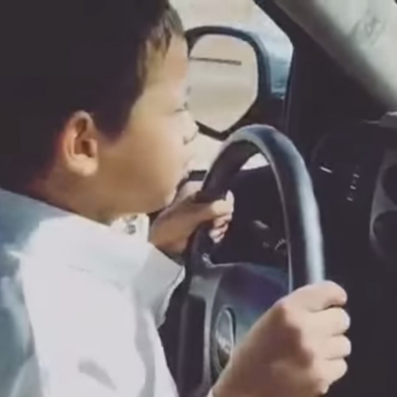 طفل يقود سيارة