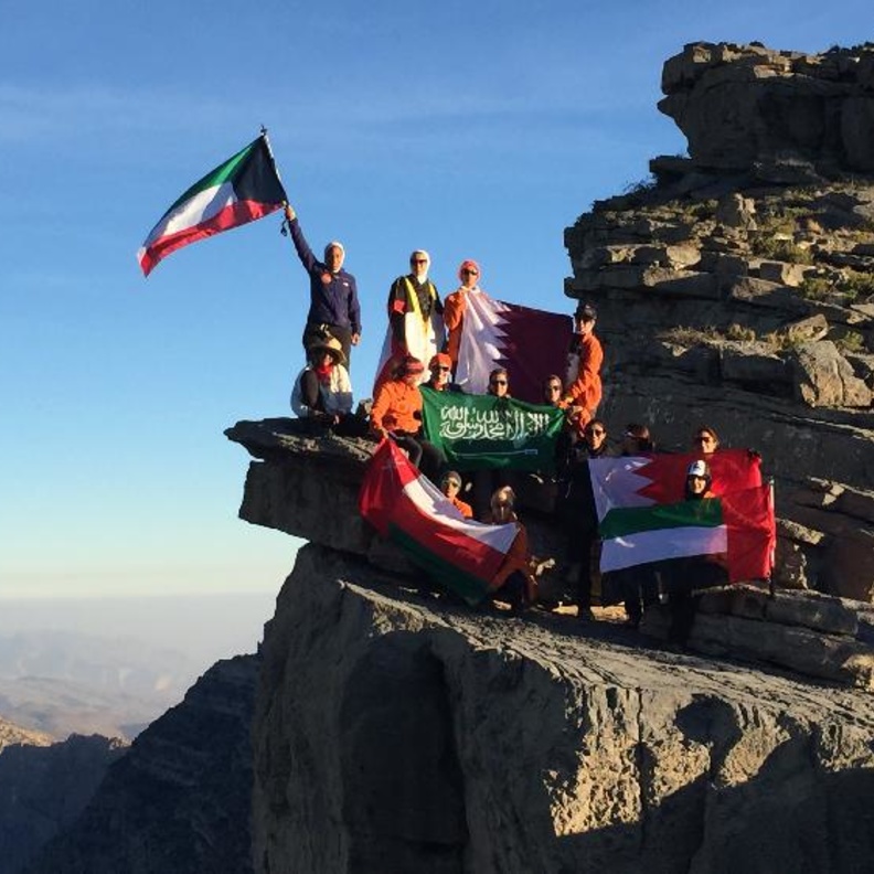 15 فتاة خليجية .. يتسلقن جبل شمس تحت شعار "أمة واحدة"
