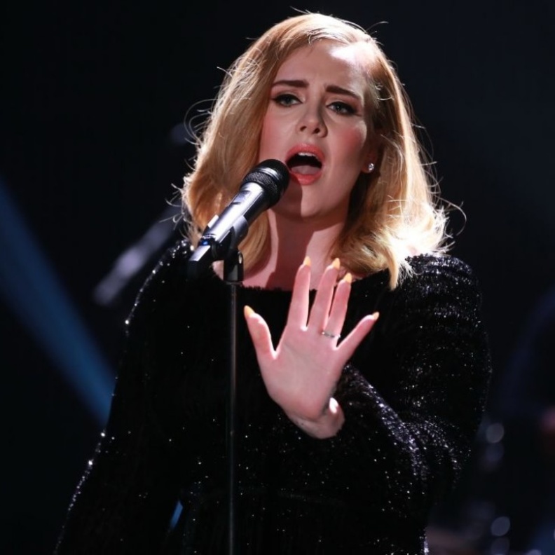 أديل فقدت صوتها بالكامل